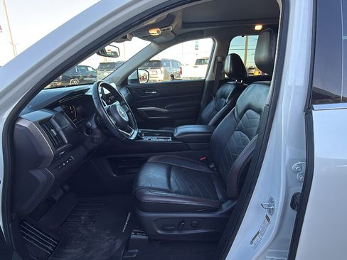 Used 2022 Nissan Pathfinder Platinum w/ Cargo Package image 11