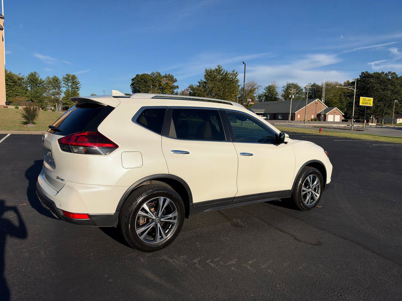 Used 2019 Nissan Rogue SV w/ Sun & Sound Touring Package AWD/4WD image 3