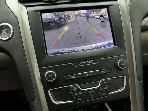 Used 2019 Ford Fusion SE FWD image 21