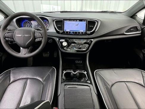 Used 2025 Chrysler Pacifica Limited FWD image 15