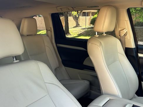 Used 2019 Toyota Highlander XLE image 15