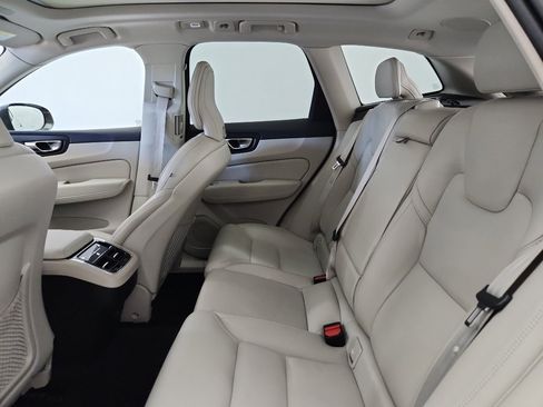Used 2022 Volvo XC60 B5 Inscription w/ Climate Package image 32