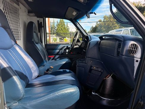 Used 2000 GMC Safari RWD image 15