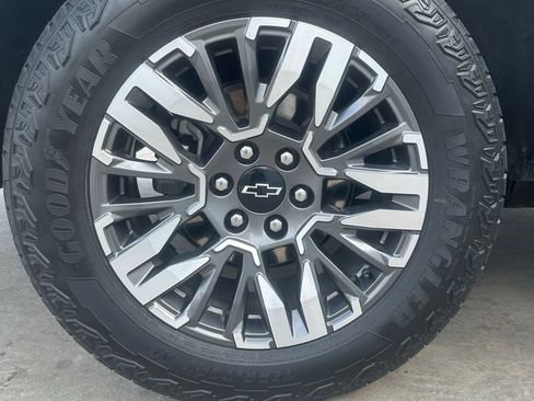 Used 2025 Chevrolet Suburban Z71 AWD/4WD image 26
