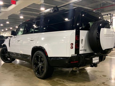 Used 2023 Land Rover Defender 130 X-Dynamic SE image 3