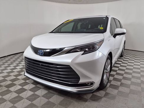 Used 2024 Toyota Sienna Platinum FWD image 7