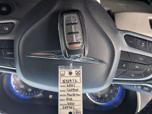 Used 2021 Chrysler Pacifica Touring-L image 37