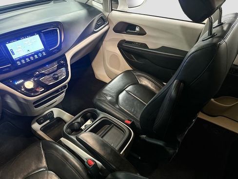 Used 2017 Chrysler Pacifica Touring-L w/ Tire & Wheel Group image 24