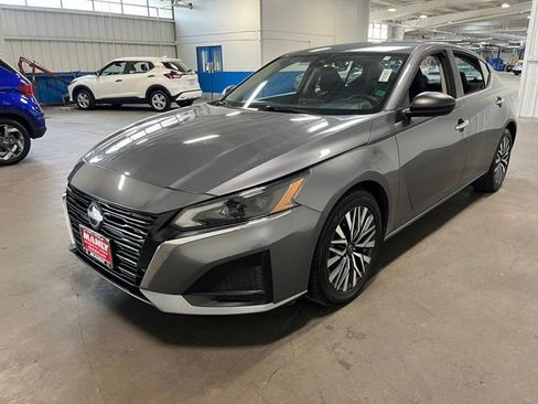 Used 2024 Nissan Altima 2.5 SV FWD image 7
