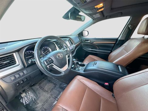 Used 2017 Toyota Highlander Limited Platinum image 9