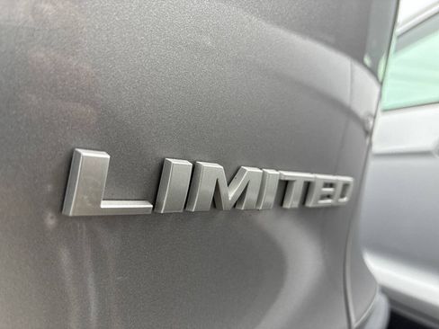 Used 2019 Jeep Cherokee Limited w/ Luxury Group FWD image 27