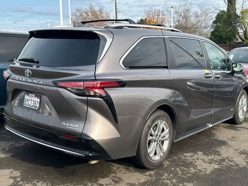 Used 2021 Toyota Sienna Platinum image 2