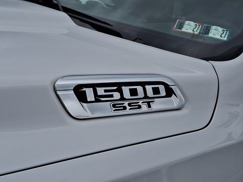 Used 2025 RAM 1500 Laramie AWD/4WD image 32