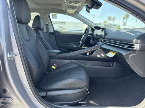 New 2025 Hyundai Elantra Limited image 37