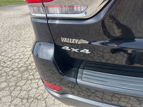 Used 2017 Jeep Grand Cherokee Laredo w/ Quick Order Package 23E image 9