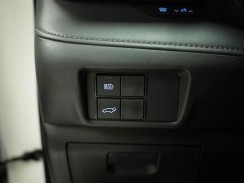 Used 2021 Toyota Highlander LE AWD/4WD image 32