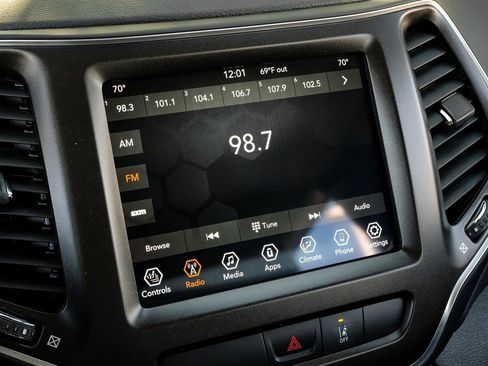 Used 2022 Jeep Cherokee Trailhawk w/ Premium Leather Package image 6