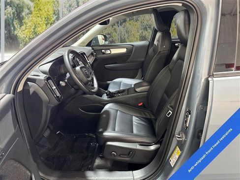 Used 2022 Volvo XC40 T5 Momentum image 9