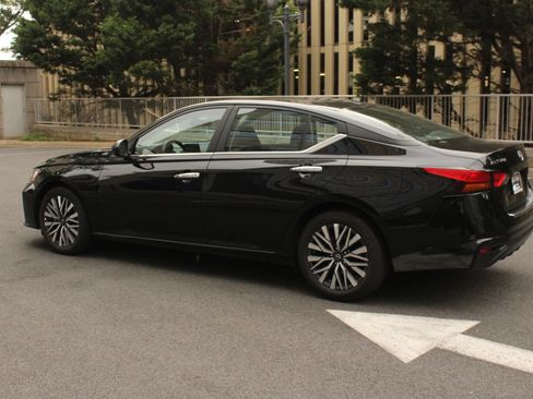 Used 2025 Nissan Altima 2.5 SV FWD image 9