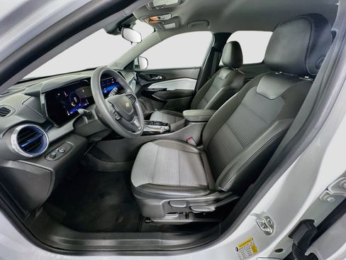 Used 2025 Chevrolet Trax LT FWD image 13