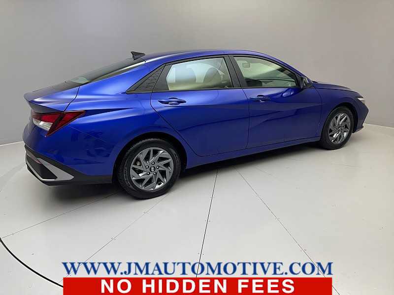Used 2024 Hyundai Elantra SEL FWD image 5