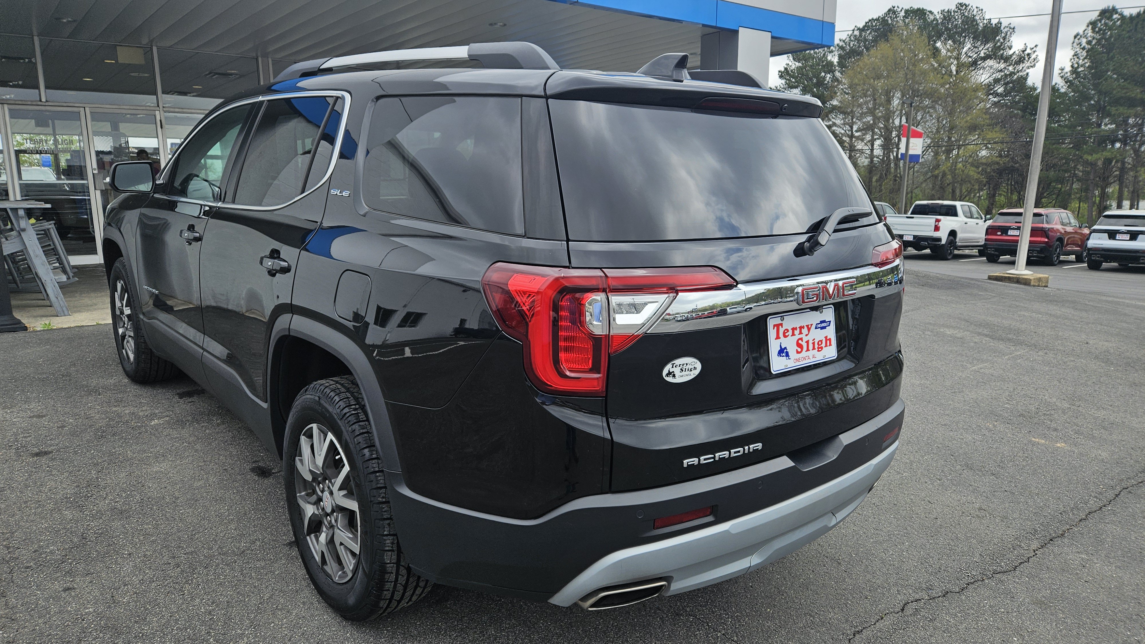 Used 2023 GMC Acadia SLE w/ Driver Convenience Package FWD image 9