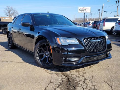 Used 2019 Chrysler 300 Touring w/ Sport Appearance Package RWD image 13