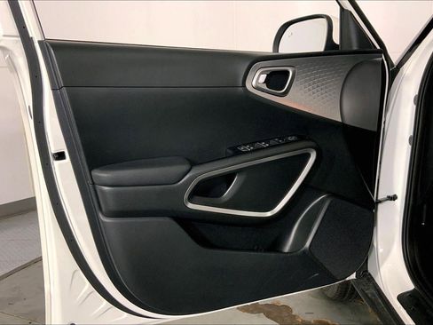 Certified 2025 Kia Soul LX image 24