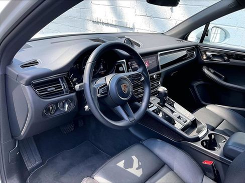 Certified 2026 Porsche Macan AWD/4WD image 4