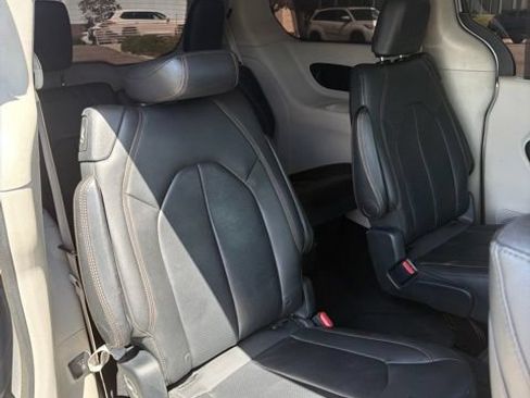 Used 2017 Chrysler Pacifica Touring-L Plus FWD image 10