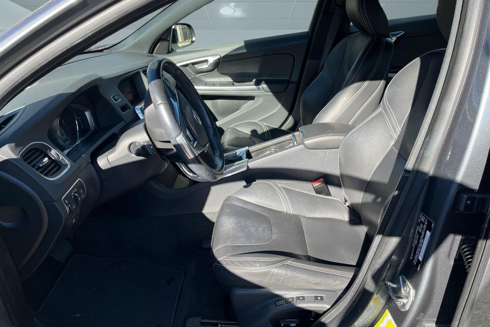 Used 2016 Volvo S60 T5 Premier w/ Convenience Package FWD image 3