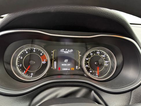 Used 2019 Jeep Cherokee Latitude w/ Popular Appearance Group image 11