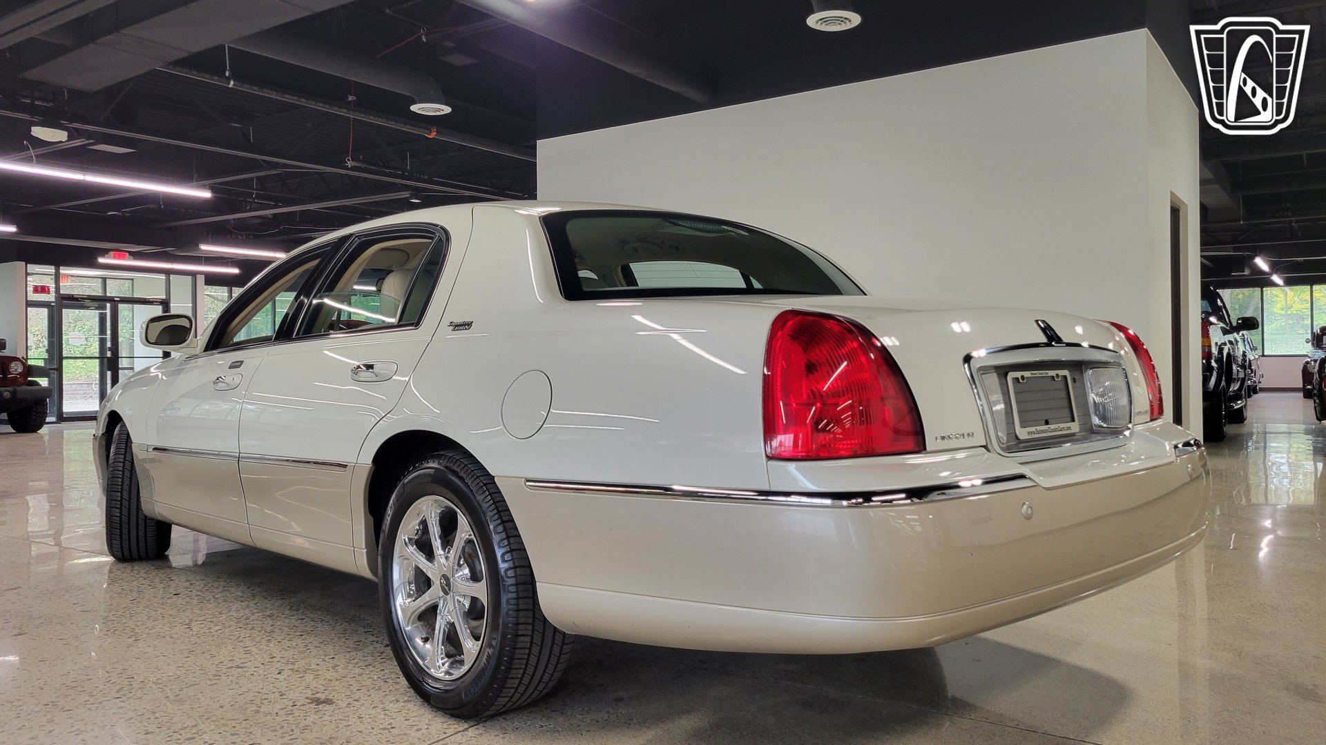 Used 2005 Lincoln Town Car Signature Limited RWD image 26