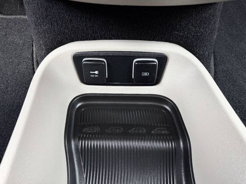Used 2020 Chrysler Pacifica Limited FWD image 22