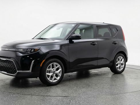 Used 2025 Kia Soul LX w/ LX Technology Package image 3