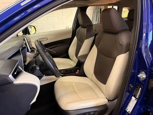 Used 2023 Toyota Corolla Cross XLE w/ Convenience Package FWD image 11