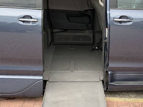 Used 2015 Toyota Sienna XLE FWD image 12