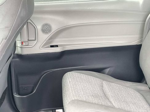 Used 2022 Toyota Sienna LE FWD image 11