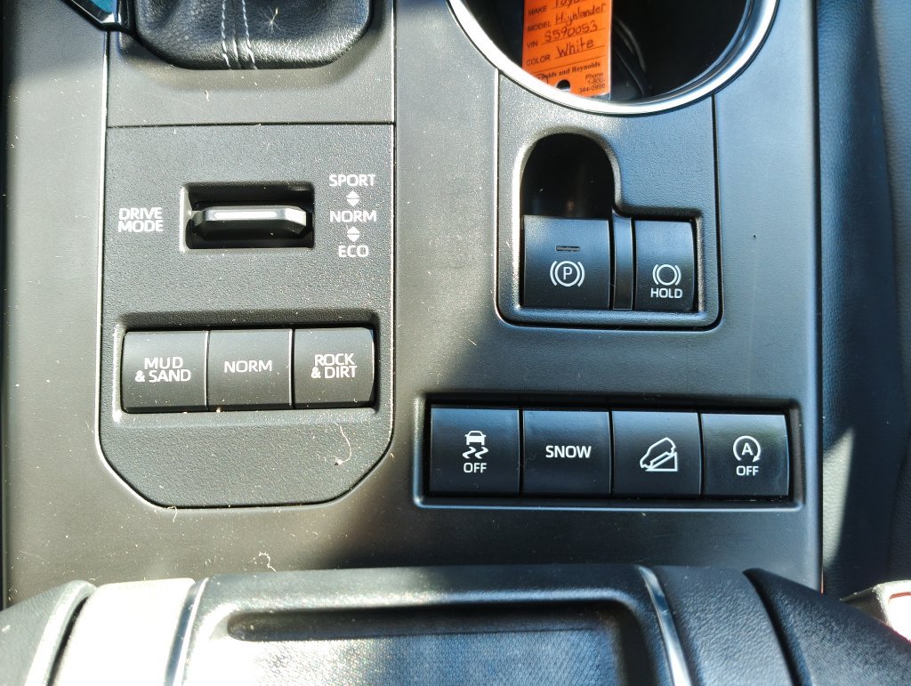 Used 2022 Toyota Highlander XLE AWD/4WD image 33