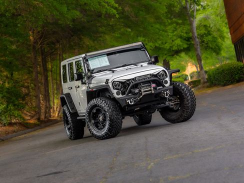 Used 2016 Jeep Wrangler Unlimited Sahara AWD/4WD image 21