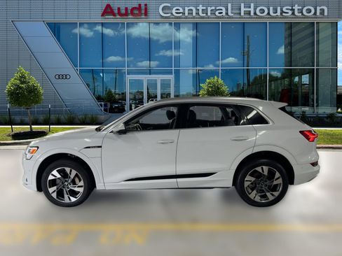 Used 2022 Audi e-tron Premium Plus w/ Premium Plus Package image 2