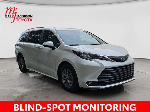 Used 2025 Toyota Sienna XLE FWD image 5