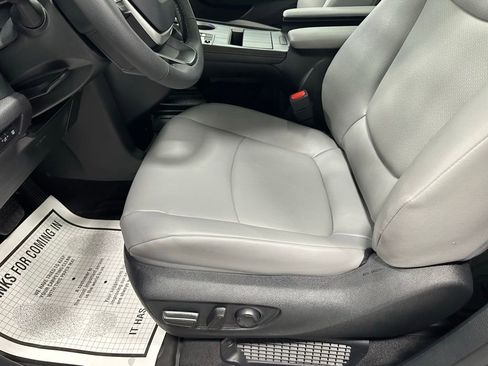 Used 2025 Toyota Sienna XLE AWD/4WD image 13