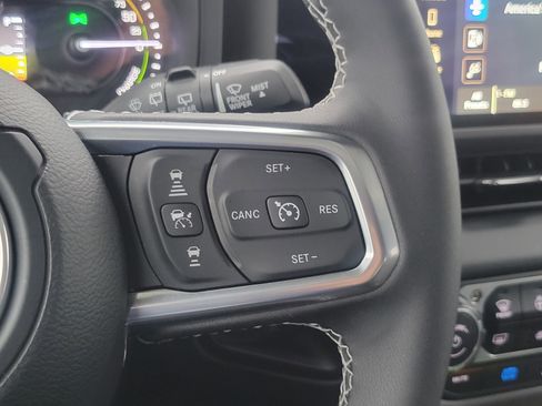 Used 2025 Jeep Wrangler Unlimited Sahara w/ Safety Group image 12