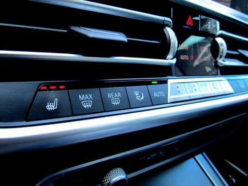 Used 2020 BMW X5 M50i w/ Premium Package image 25