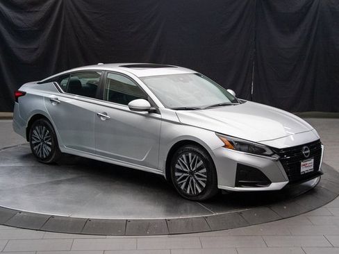 Used 2025 Nissan Altima 2.5 S image 2