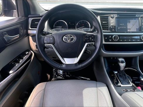 Used 2018 Toyota Highlander Limited AWD/4WD image 6