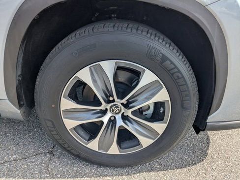 Used 2023 Toyota Highlander XLE FWD image 11