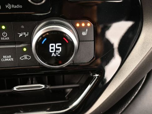 Used 2021 Toyota Highlander XLE image 24