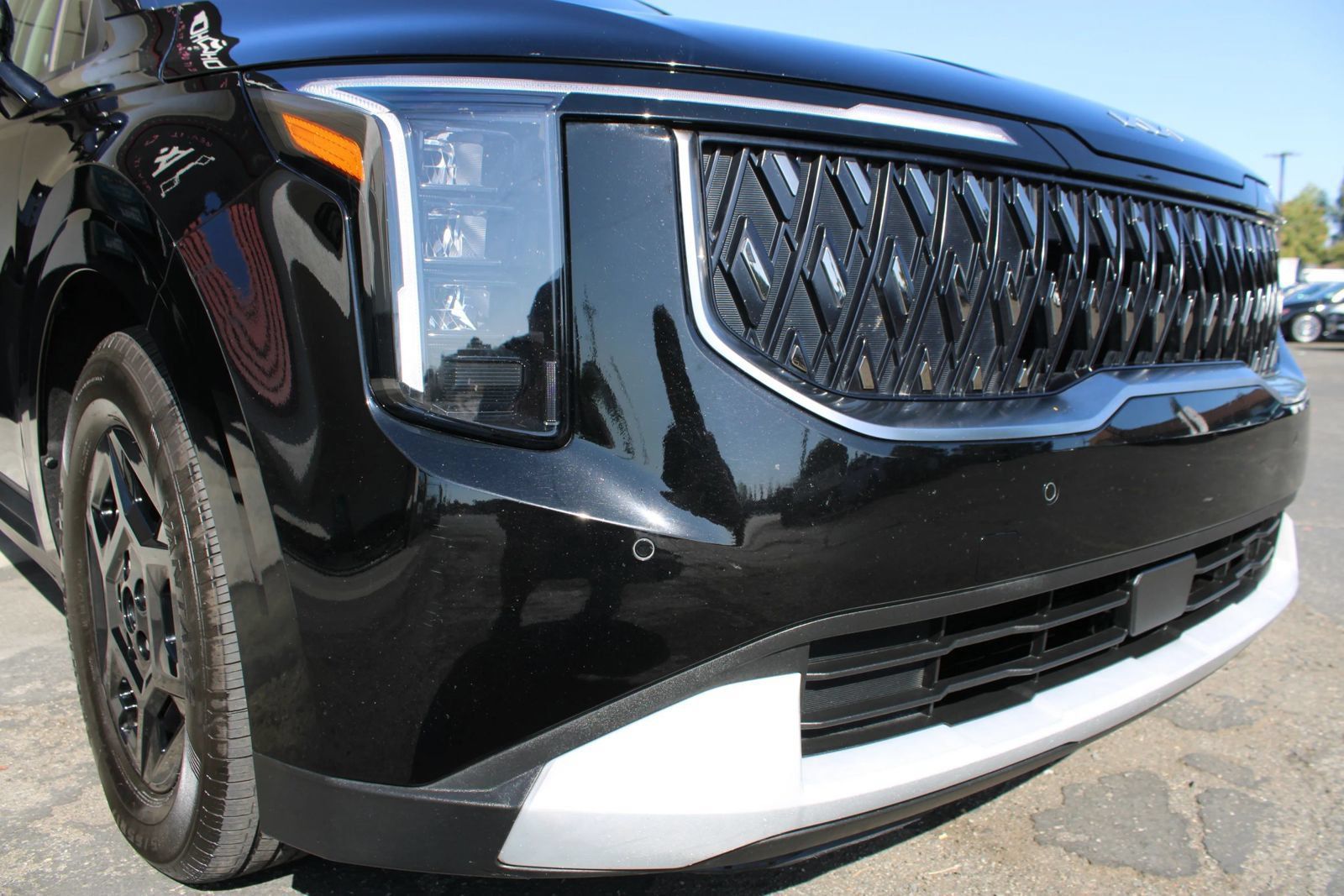 Used 2025 Kia Carnival FWD image 5